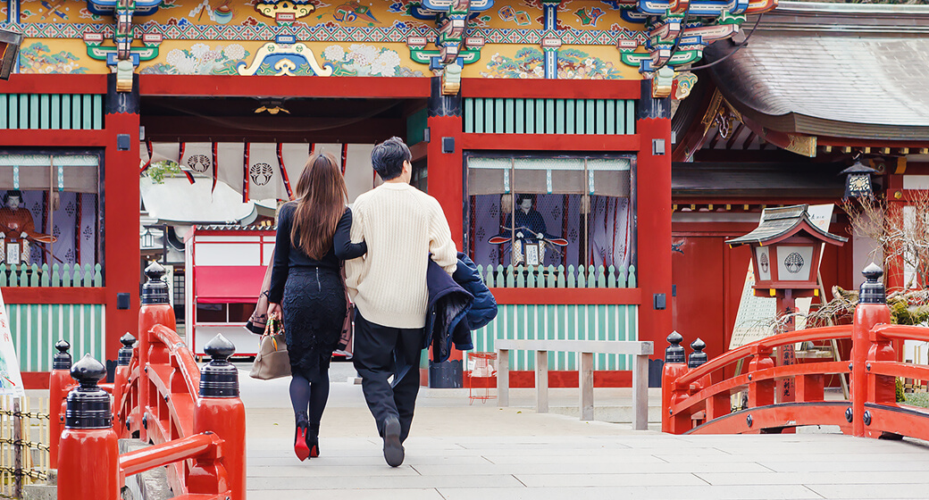 タクシーで 少し離れた神社へ。