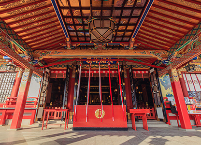 タクシーで 少し離れた神社へ。