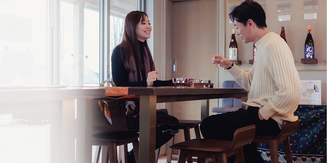 肥前浜駅で列車を眺めながら 最後の乾杯。